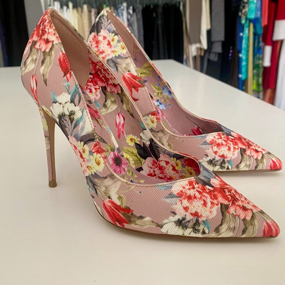 NWOT Flower heels Aldo